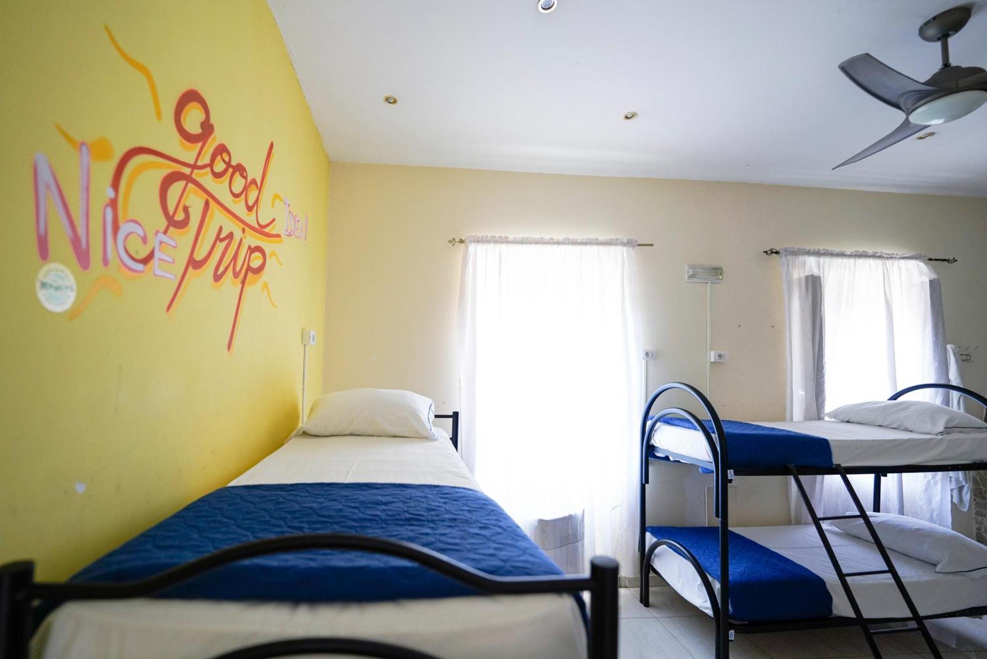 Los Mochileros Hostel - Age Limit 18-28 Napels Buitenkant foto
