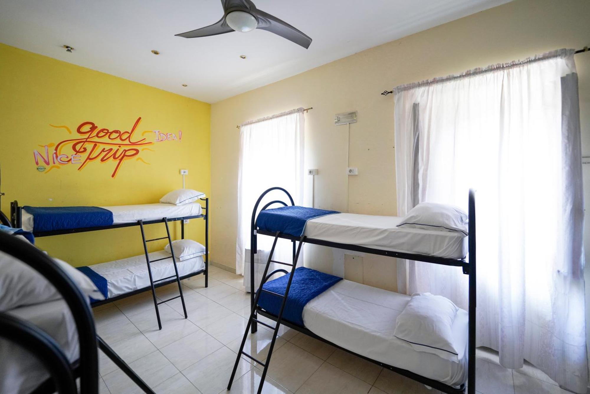 Los Mochileros Hostel - Age Limit 18-28 Napels Buitenkant foto