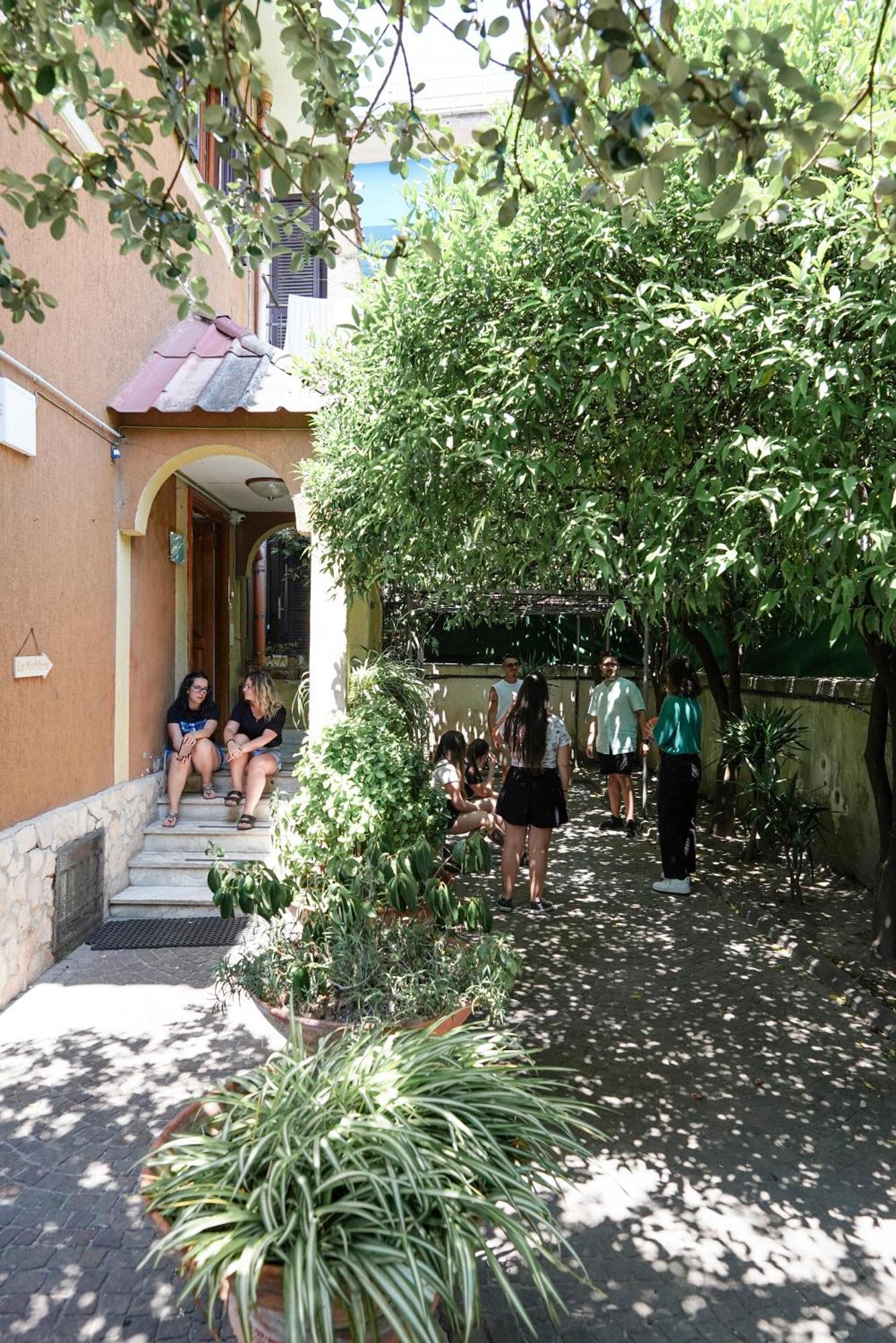 Los Mochileros Hostel - Age Limit 18-28 Napels Buitenkant foto