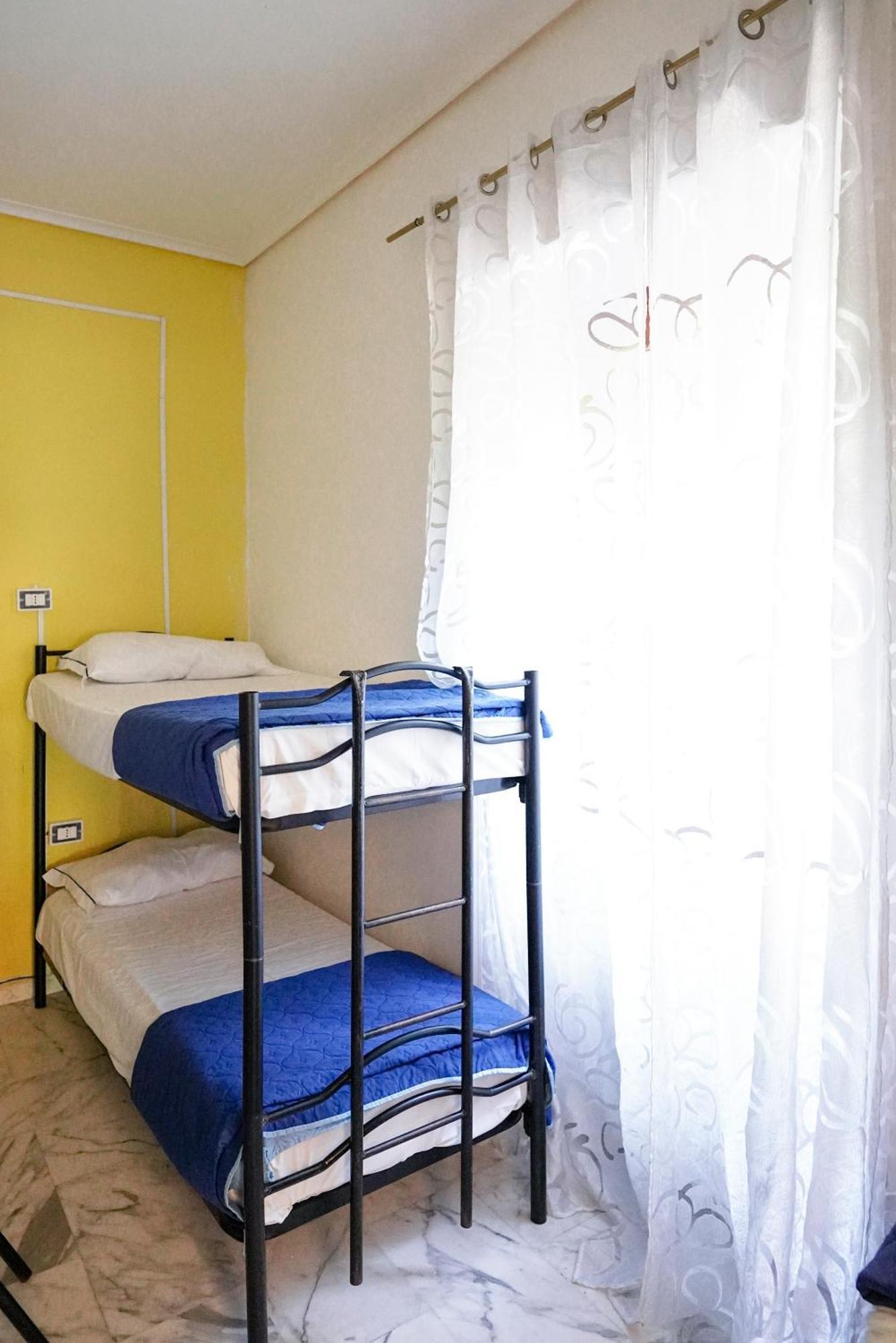 Los Mochileros Hostel - Age Limit 18-28 Napels Buitenkant foto